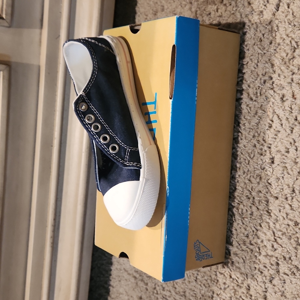 Navy tennis shoes without shoelaces